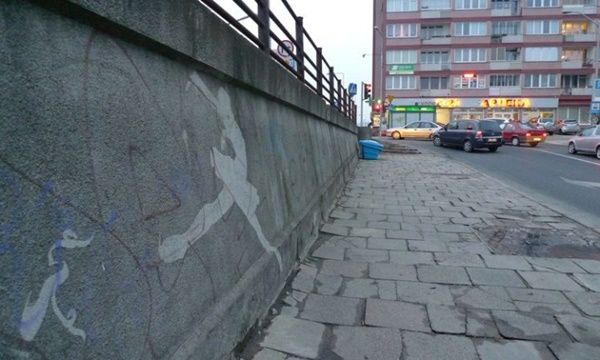 Czystsze ślady na chodnikach i murach – czy ta forma reklamy obłaskawi Polaków?