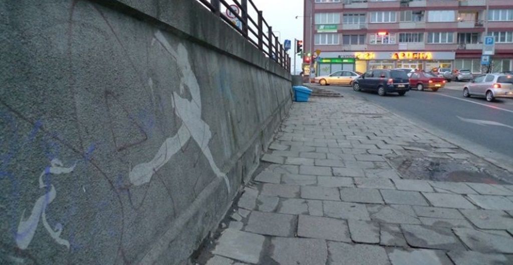 Czystsze ślady na chodnikach i murach – czy ta forma reklamy obłaskawi Polaków?
