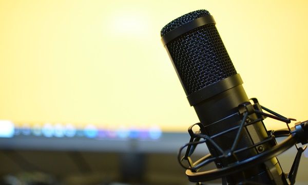 Jak współpracować z twórcami podcastów? Poradnik