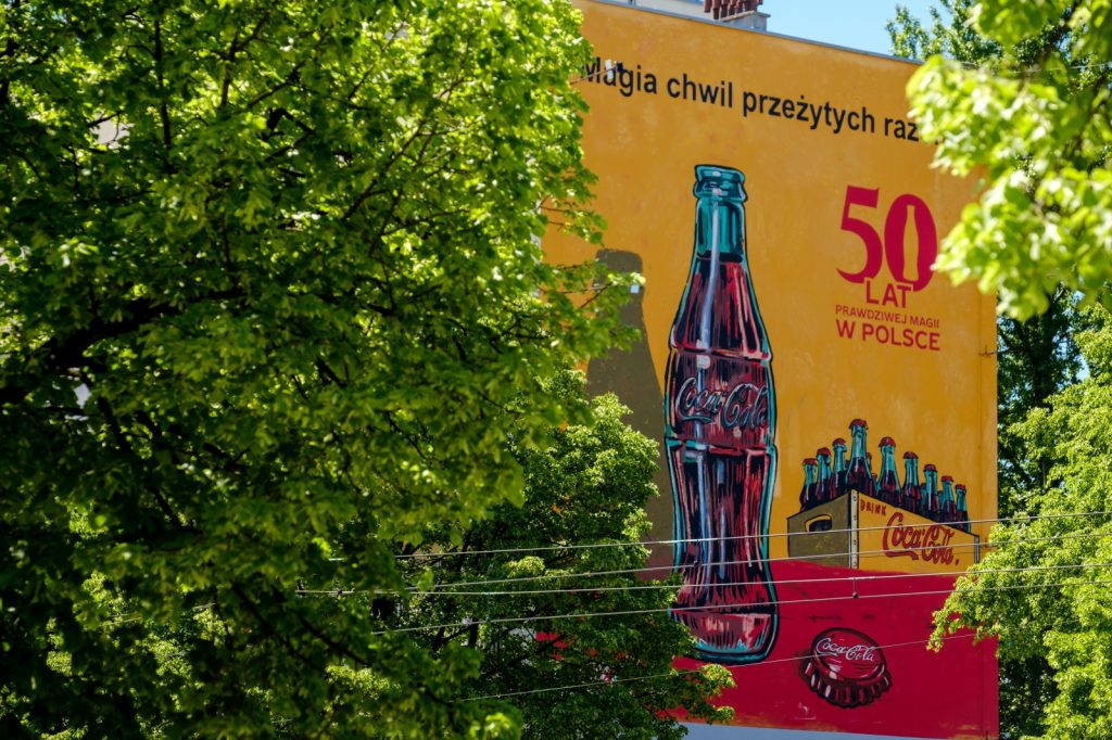Historia Coca-Coli na muralach w całej Polsce