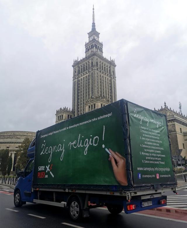 Akcja „Żegnaj religio!” – furgonetka objeżdża polskie miasta (źródło: Facebook/Same Plusy)