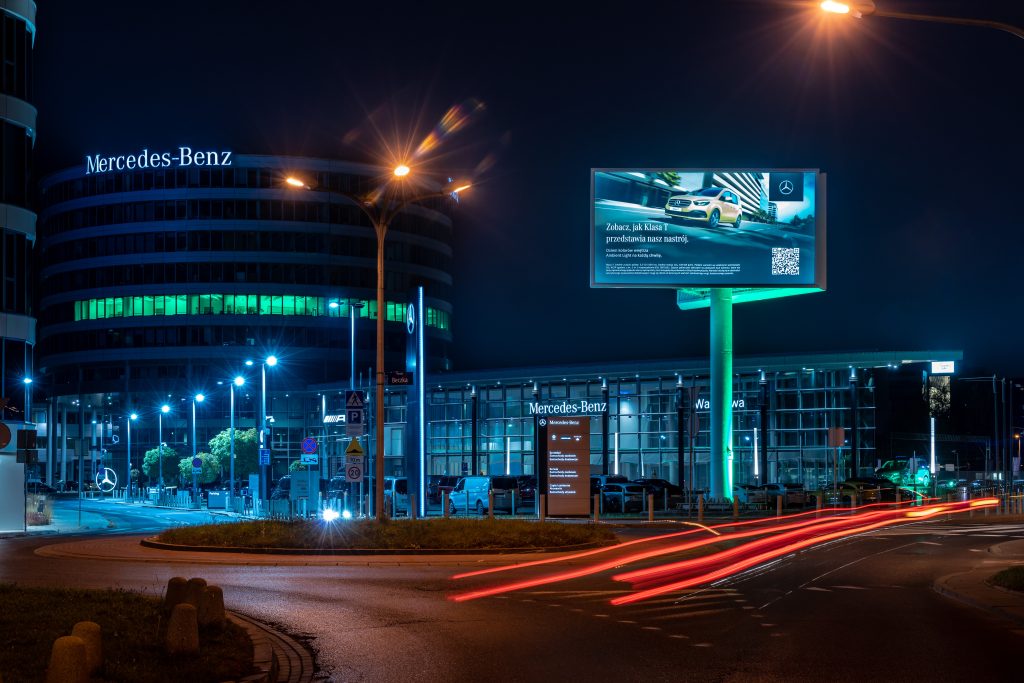 Nocą Mercedes-Benz wyświetla „Nastrojowe kolory Polski”