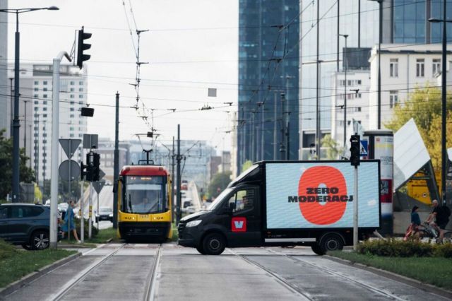 Reklama Vlop na ulicach Warszawy