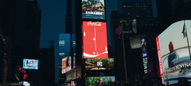Coca-Cola ustawiła billboard, który służy jako ekran gry wideo