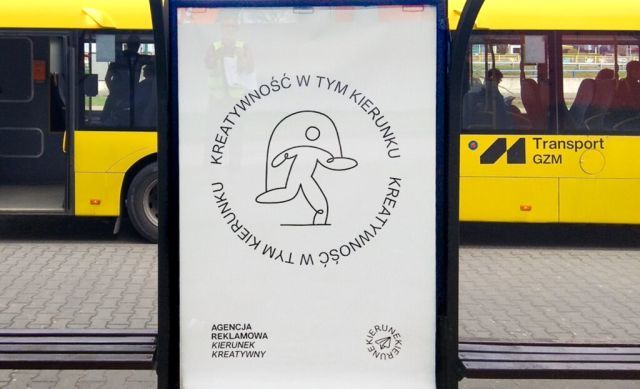 „Kreatywność w tym kierunku” – reklamy OOH Kierunku Kreatywnegony reklamuje się na ulicach Krakowa i Katowic